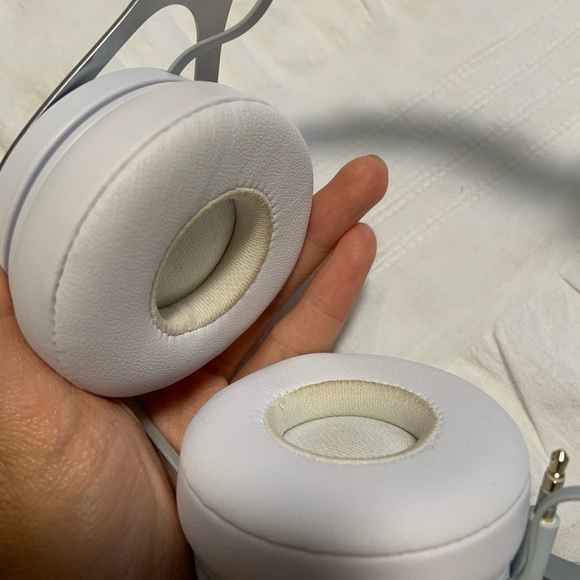 BARELY USED BEATS EP HEADPHONES! - Picture 2 of 3